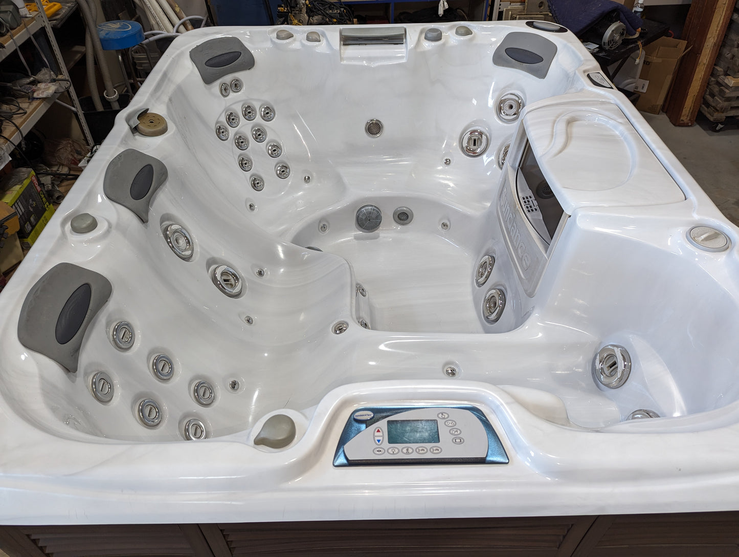 PRE-OWNED Sundance Spa Hot Tub