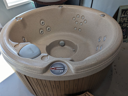 PRE-OWNED Sundance Spa Round Hot Tub