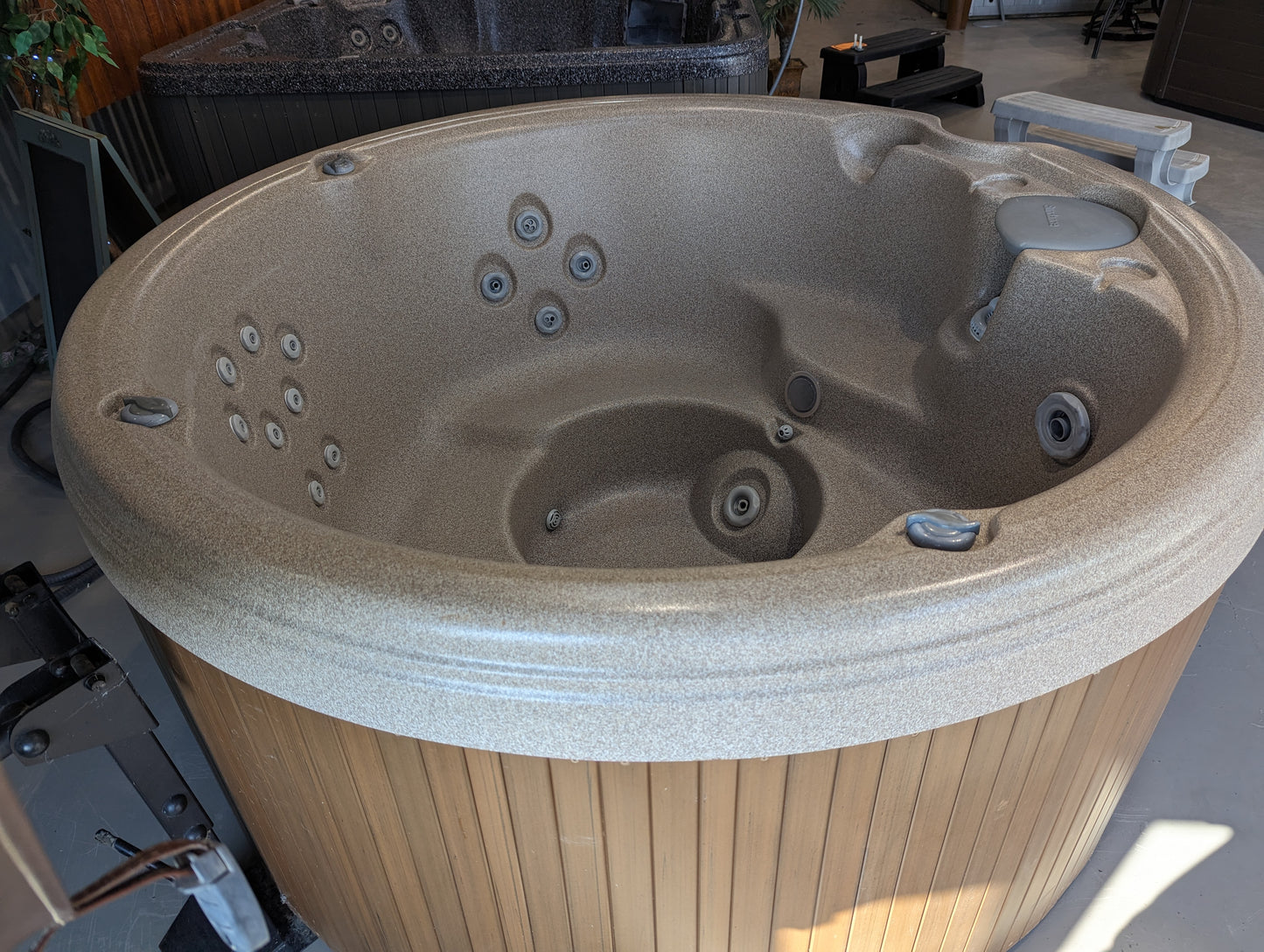 PRE-OWNED Sundance Spa Round Hot Tub