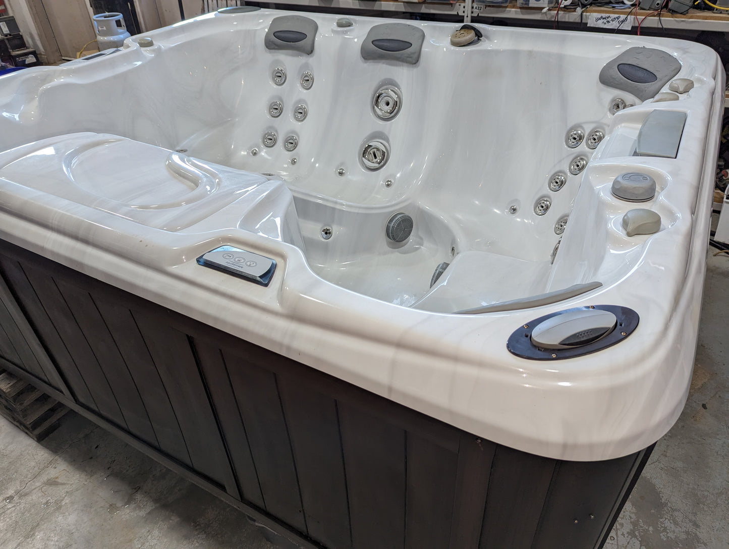 PRE-OWNED Sundance Spa Hot Tub